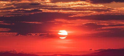 多屏幕体育赛事直播画面，显示足球与篮球比赛实时场景