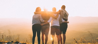 线上社区成员热烈讨论体育赛事的虚拟交流空间